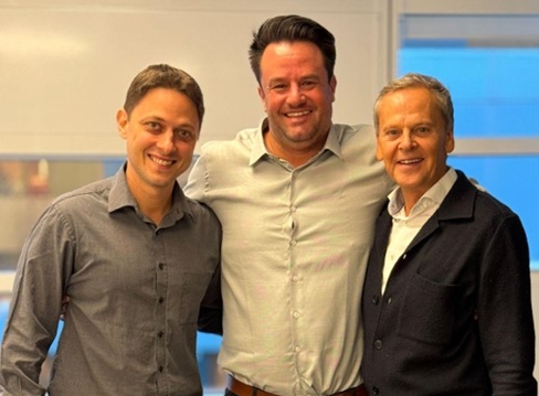 Grunnleggerne i LeanOn, Thiers Santos (t.v.) og Bruno Melotti (midten), sammen med Dag Honningsvåg, styreleder og CEO i 99x Holding